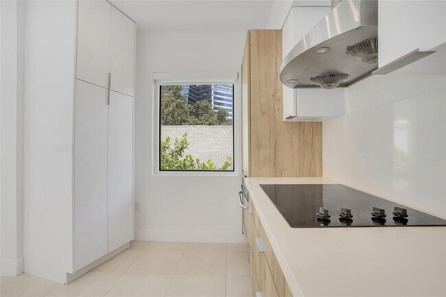 Building Photo - 1528 Brickell Ave