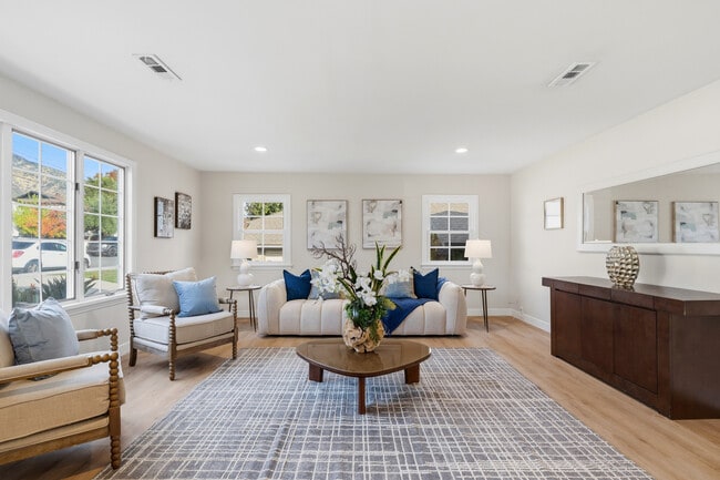 Sala de estar - 274 W Laurel Ave