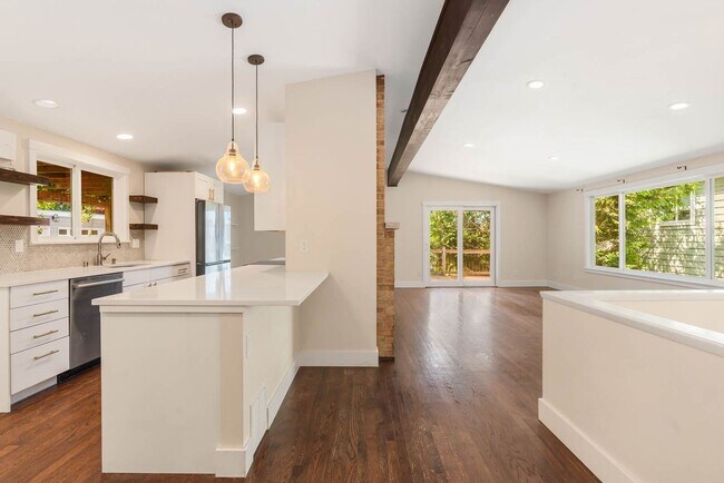 Foto del edificio - Completely Remodeled Kenmore Home with Two...