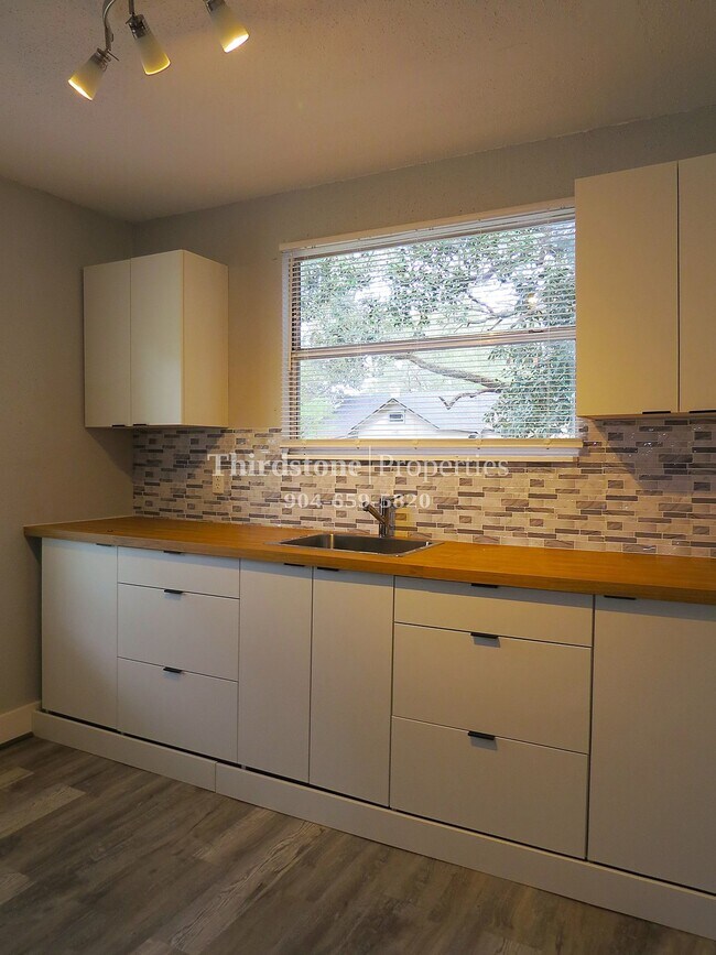 Foto del edificio - 1225 E 14th St
