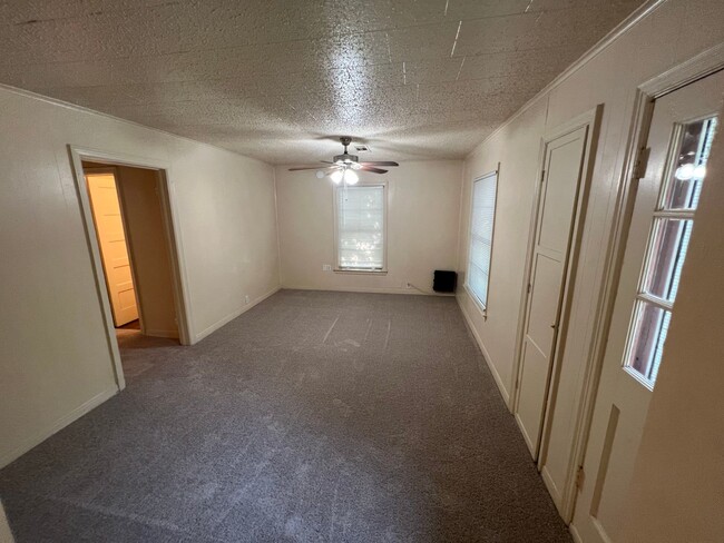 Building Photo - 2 Bed 1 Bath - CLOSE TO DENTON SQUARE