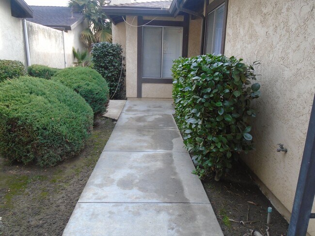 Foto del edificio - SPECIAL $2375.00 MOVES IN!!! Application P...