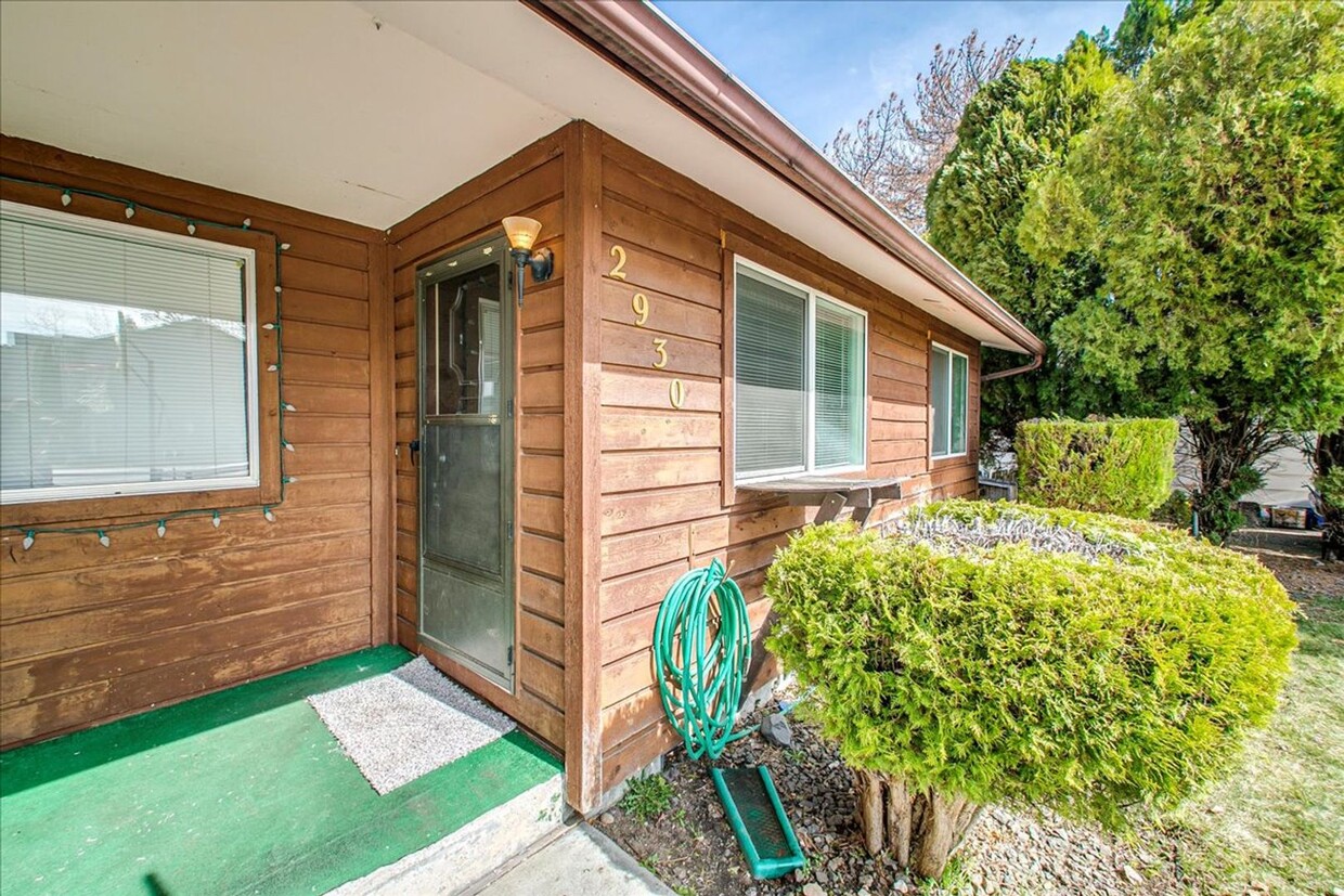 Foto principal - Charming 2 Bed, 1 Bath Duplex – Prime Bois...