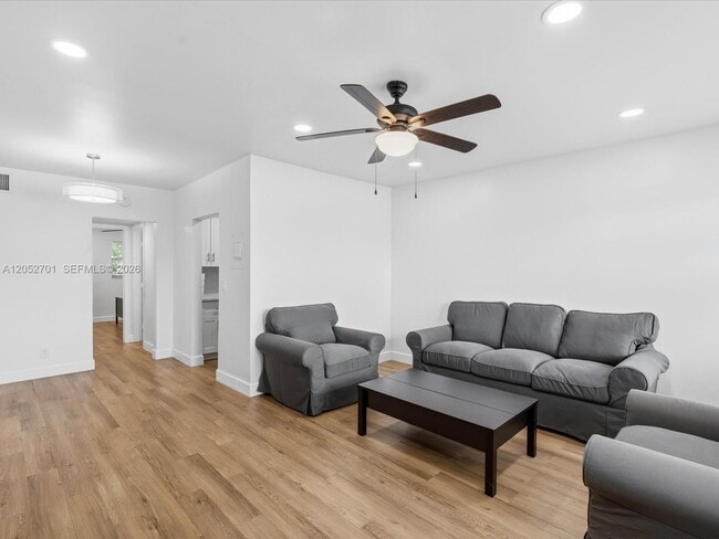 Foto del edificio - 230 SW 11th Ave