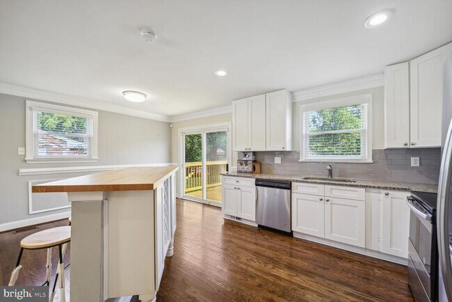 Foto del edificio - 9708 Glen View Dr