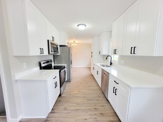 Building Photo - Updated 4-Bed 2-Bath Home W/ Detached 3-Ca...