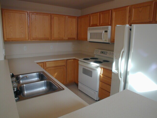 Building Photo - House For Lease