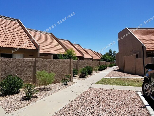 Foto del edificio - 2 STORY TOWNHOME WITH ATTACHED GARAGE WATER INCL