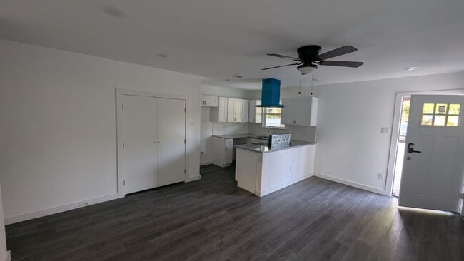 Building Photo - ?Your Houston Gem: 3 Beds, 2.5 Baths, Carp...