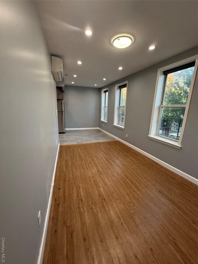 Foto del edificio - 66-76 Fresh Pond Rd