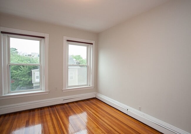 Foto del edificio - 3Br/1Bth in GREAT location!  Laundry in the building, new appliances.