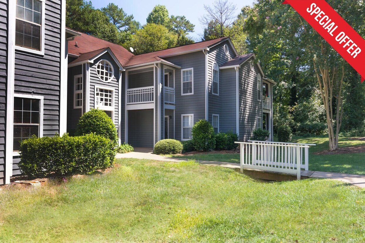 Delta Crossing Apartments in Charlotte, NC