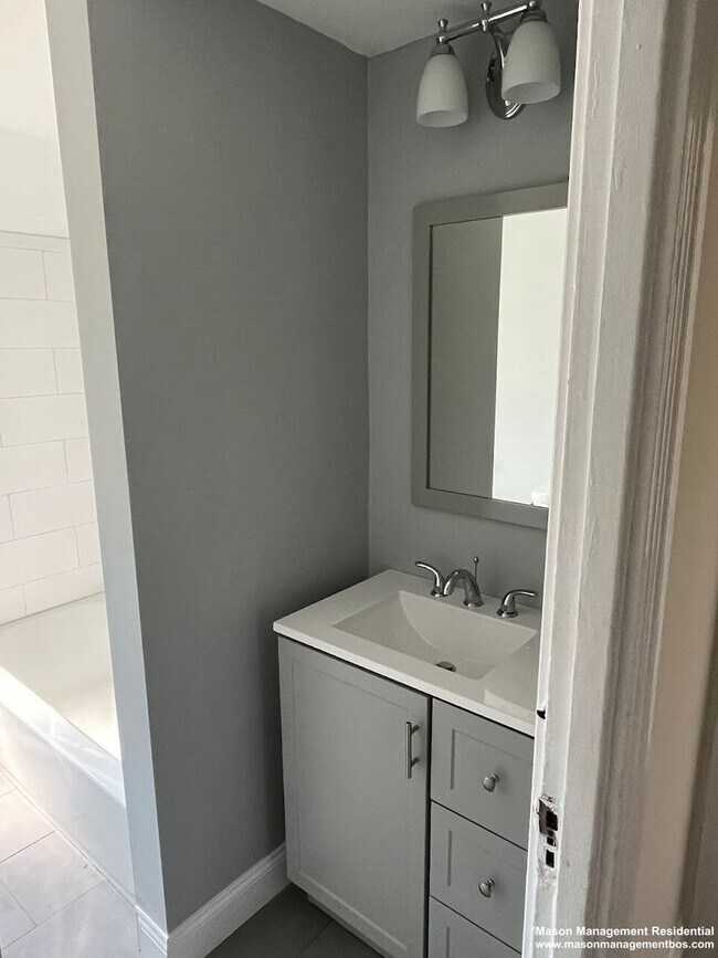 Foto del edificio - Three-level attached single-family home in...