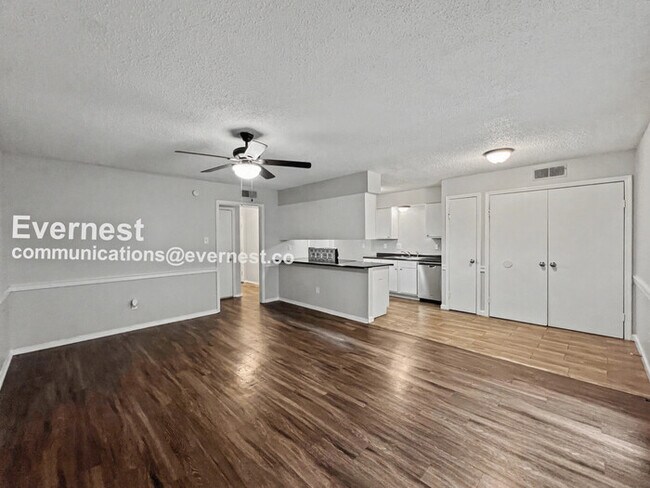 Foto del edificio - 3 Bed/2 Bath Home with Fenced Yard & Garage / Pet-Friendly / Available Now!