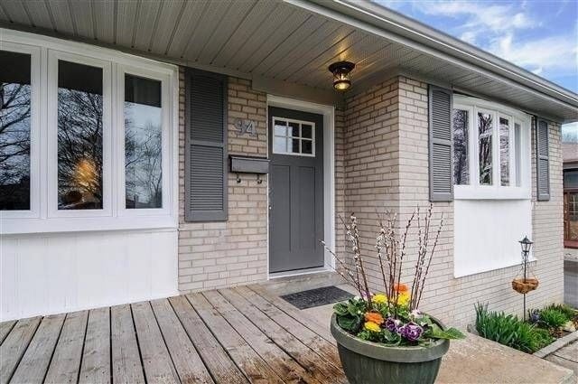 Photo du bâtiment - Spotless 3-Bedroom Main Floor Legal Apartment for Rent in Ajax