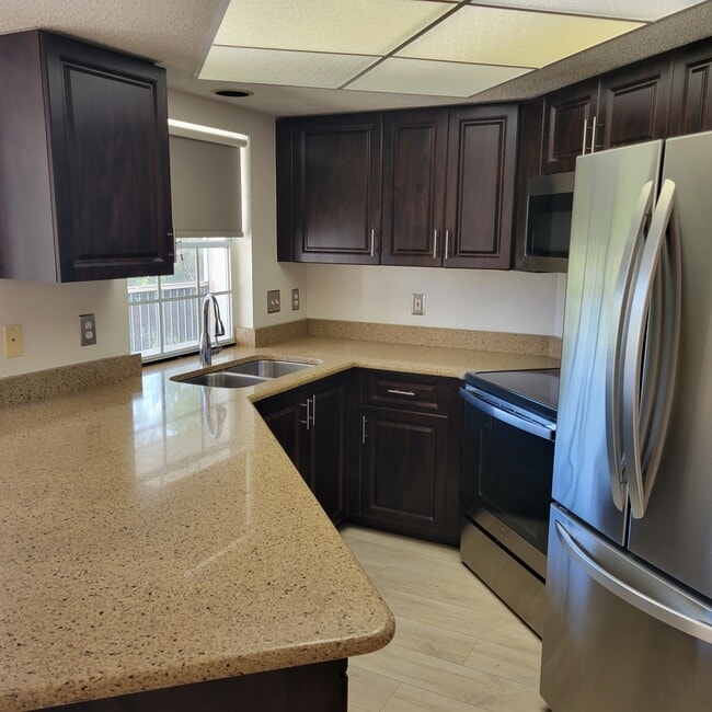 Cocina - 481 Quail Forest Blvd