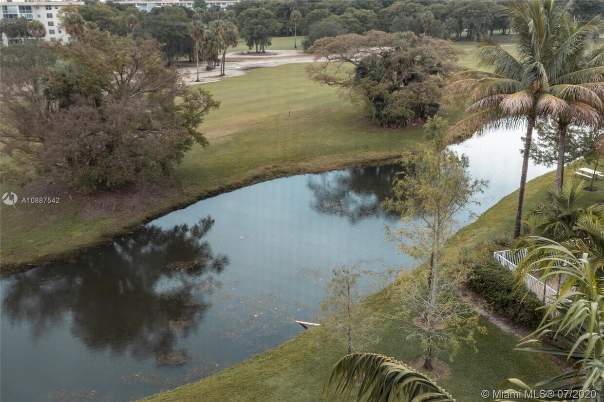 Foto del edificio - 3600 Oaks Clubhouse Dr