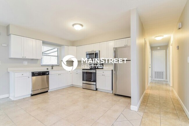 Foto del edificio - 4 Bedroom Pet-Friendly Home in Lakeland, FL with Main Street Renewal
