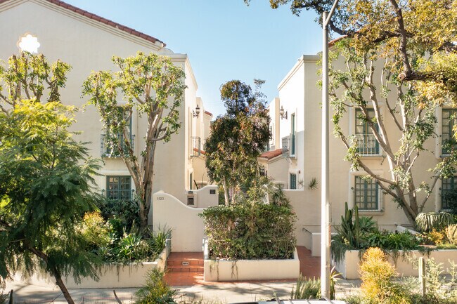 Foto del edificio - 1123 N Flores St