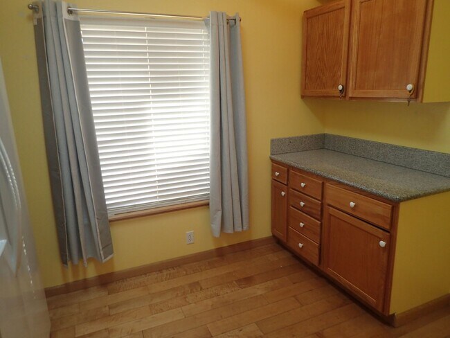 Foto del edificio - Beautiful single family home with 2 car garage and metal building storage