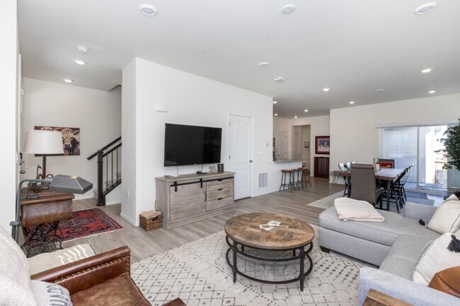 Foto del edificio - 326 Zeppelin Way