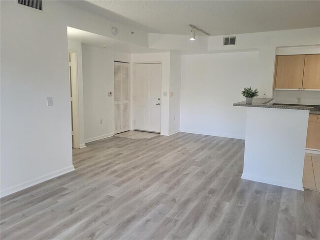 Foto del edificio - 7910 N Nob Hill Rd