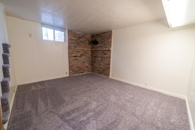 Building Photo - 370 E Utopia Ave