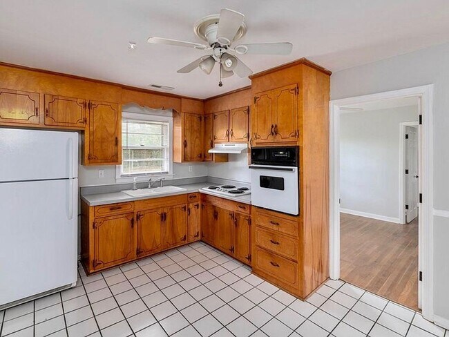Building Photo - 4 Bed 2 Bath House in Lawton Bluff - James...