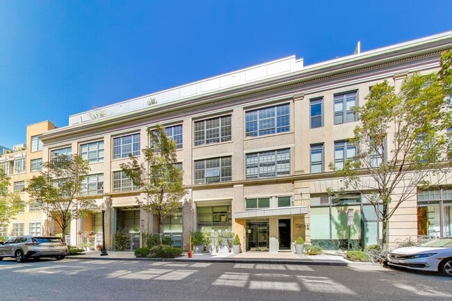 Building Photo - Amazing 2+2 in Logan Cirlce, NW DC