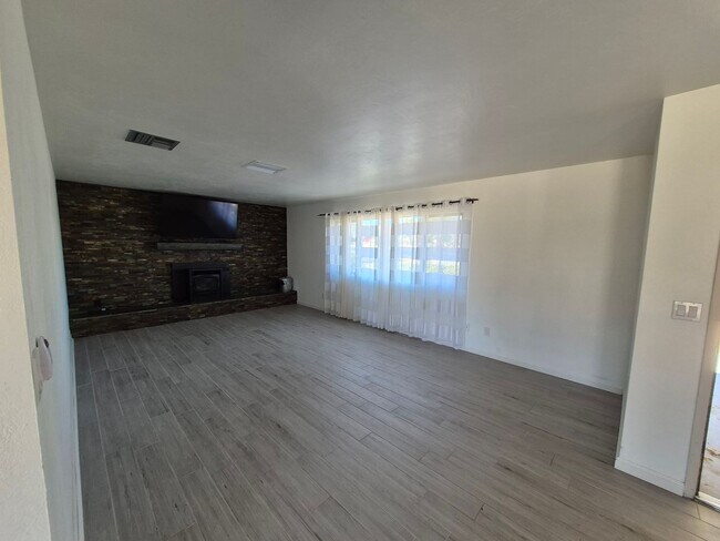 Building Photo - Coming soon! All appliances and super clean!!