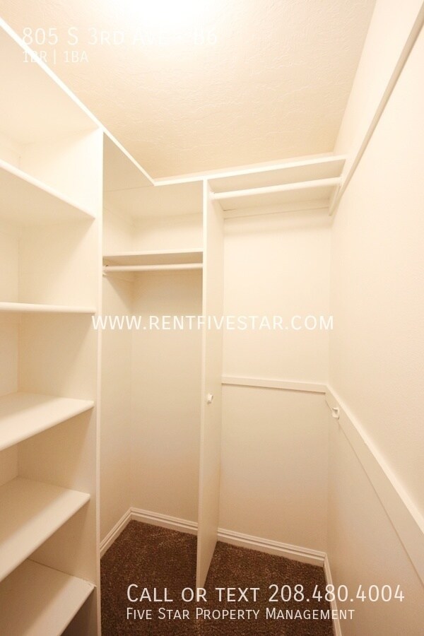Foto del edificio - Male Student Housing Room!!! Visit rentfiv...