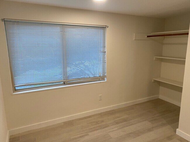 Closet - 336 NE 53rd St