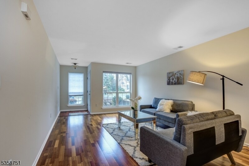 Foto principal - 118 Constitution Way