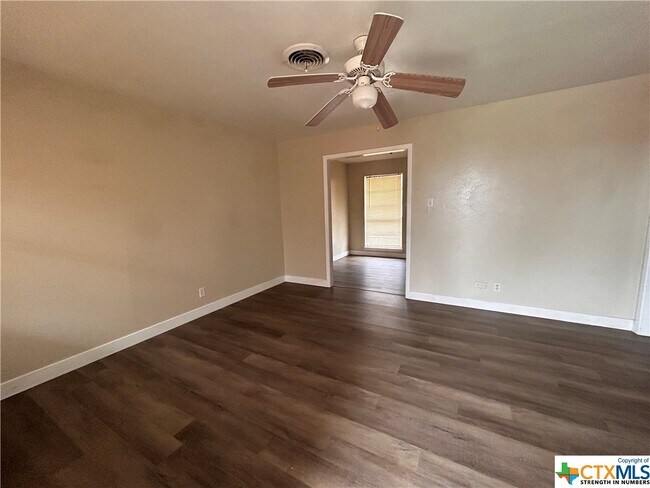 Foto del edificio - 3301 Lake Travis Ave