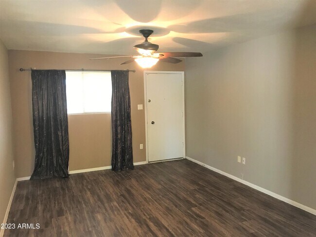 Foto del edificio - 2316 W Larkspur Dr