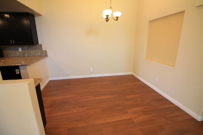 Foto del edificio - 2 bedroom end unit townhouse