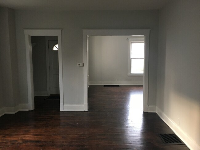 Building Photo - 936 Crescent NE - Water, Washer/Dryer incl...