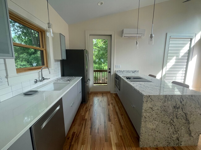 Foto del edificio - 2227 E 8th St