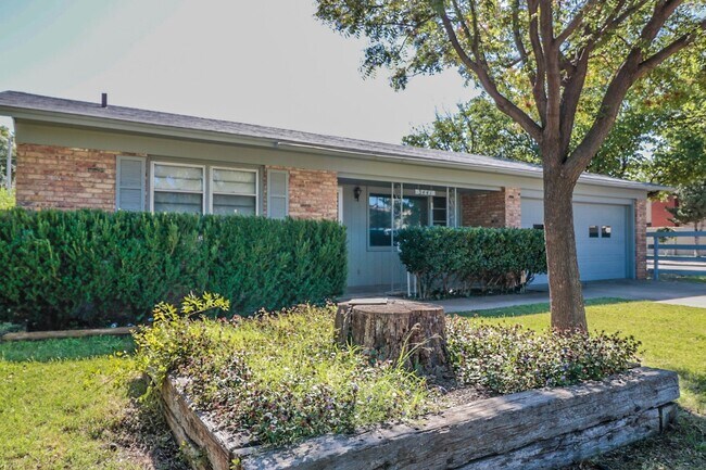 Building Photo - Pre-Leasing  - 3 bed 2 bath