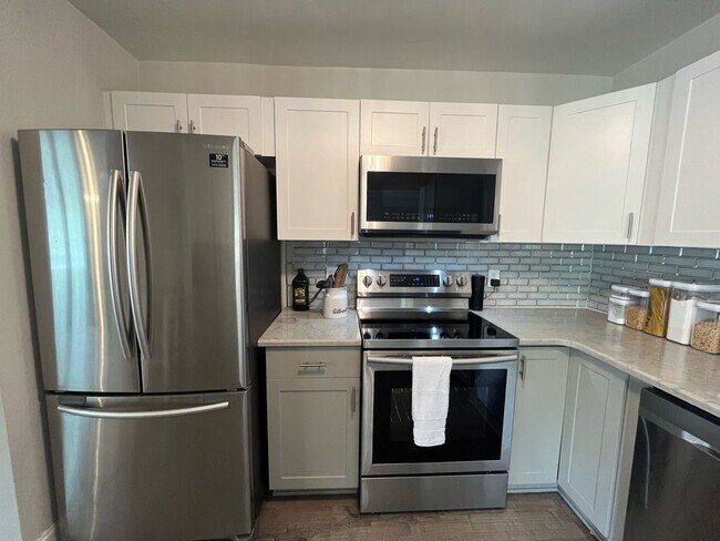 Building Photo - 3 Bedroom Single Family Home in Saint Pete...