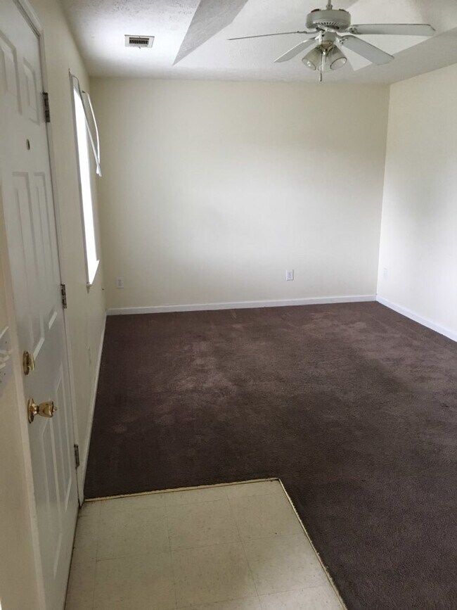 Foto del edificio - 2BR/2BA Duplex – Hassle-Free Living with Lawn Care Included