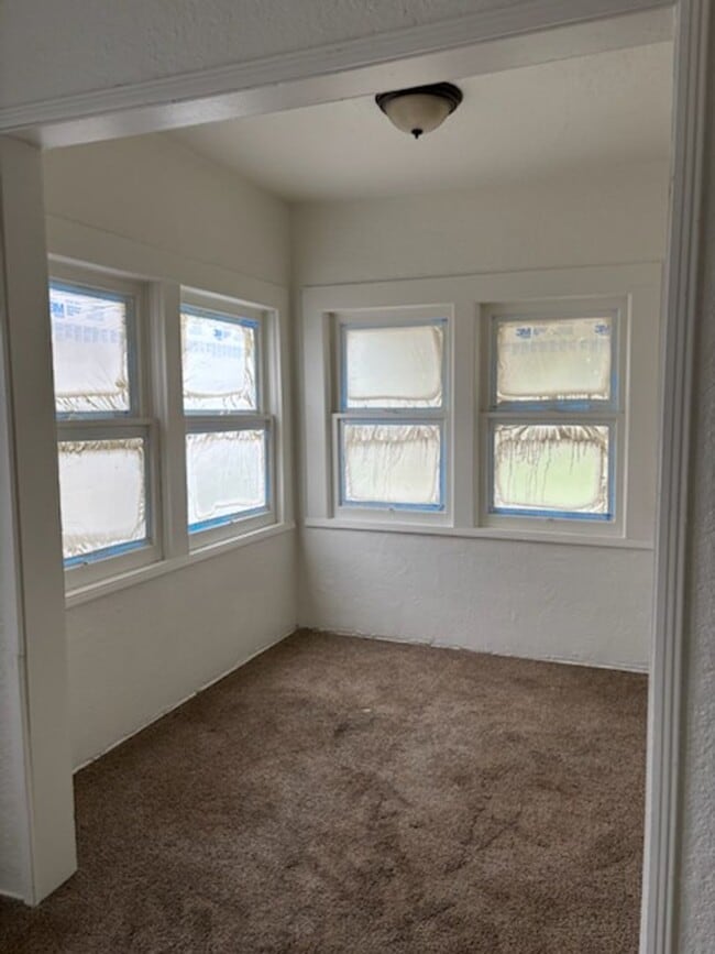 Building Photo - 2 bed 1 Bath in Oildale