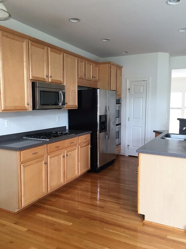 Building Photo - Spacious Townhouse in the City!