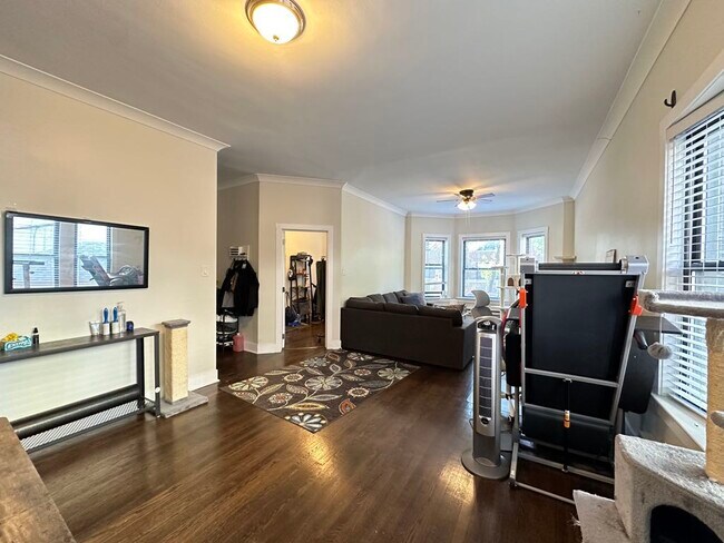 Building Photo - 842 W Waveland Ave