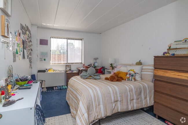 2BR, 1BA - 800SF - Bedroom - The Graduate Apartments