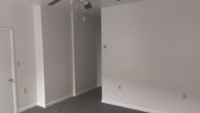 Building Photo - 162 River St