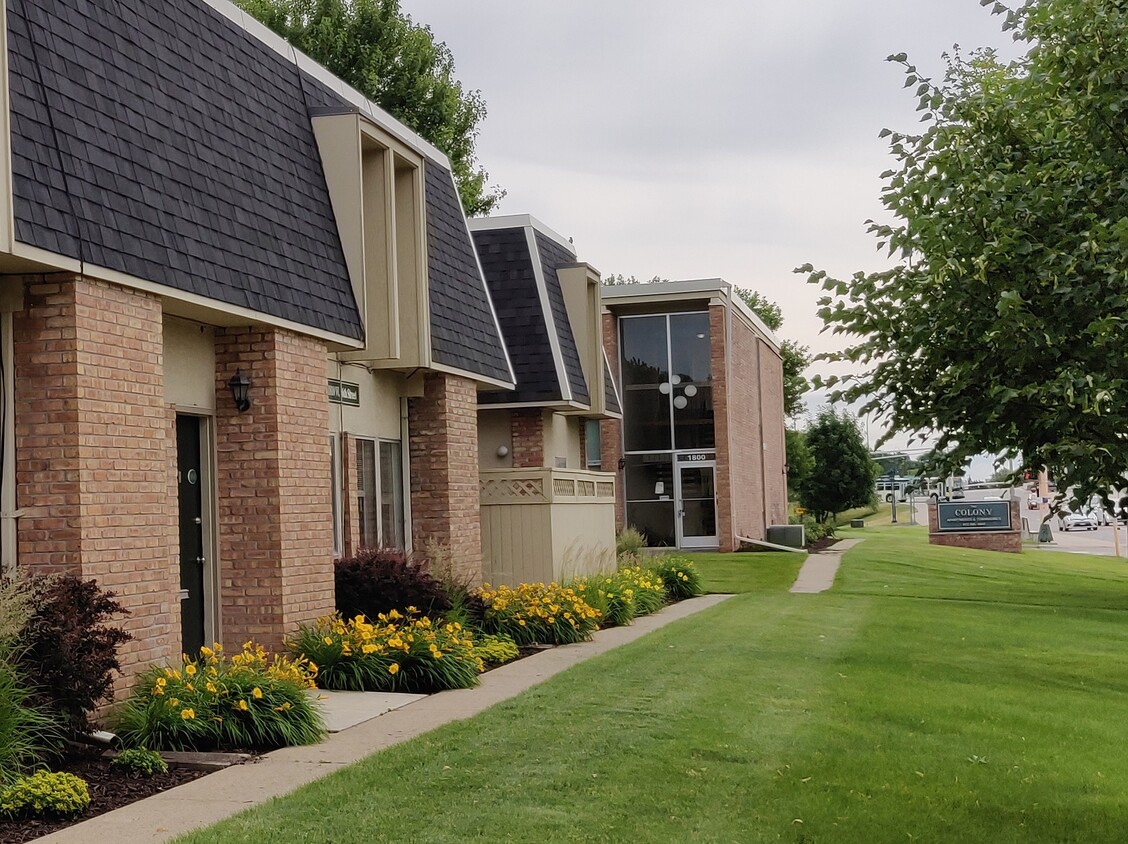 Vista a la calle - Colony Apartment Homes