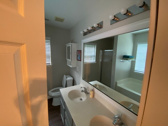 Foto del edificio - 7434 Frances Irene Dr