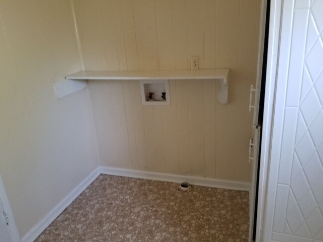 Building Photo - 2 Bedroom and 1 bath Central air and heat