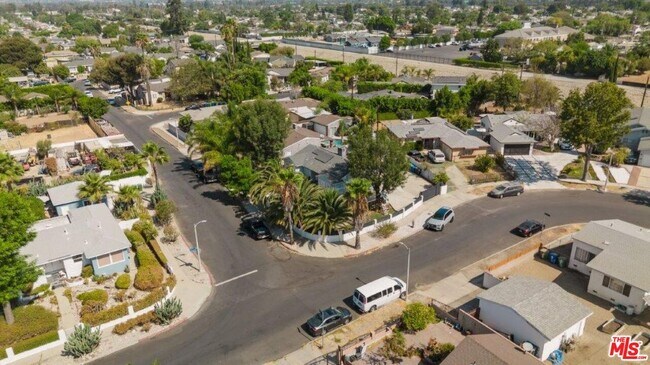 Foto del edificio - 9620 Woodale Ave